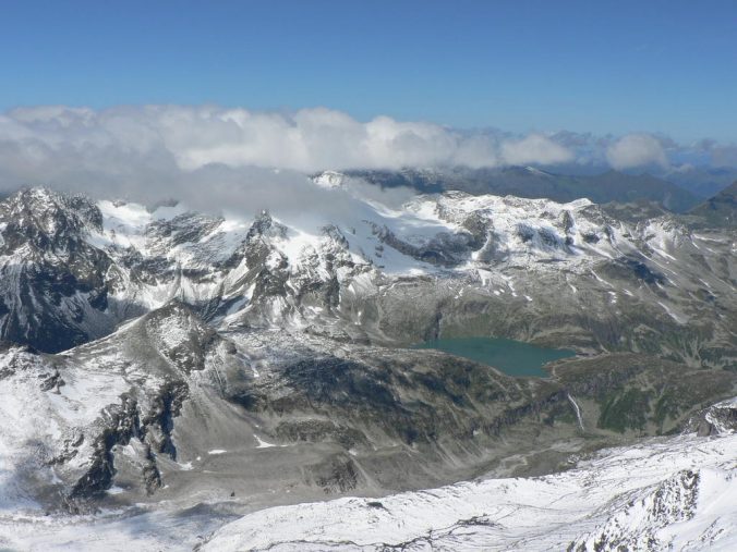 Výhled z vrcholu Johannisbergu (3 460 m. n. m.) na Granatspitzgruppe.