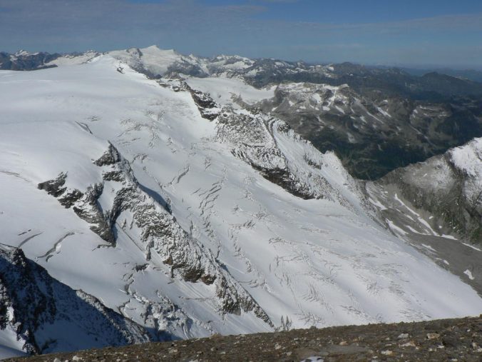 Pohled z vrcholu Mittlerer Bärenkopf na rozpraskaný ledovec.