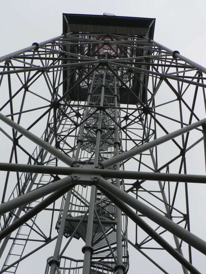 Skoro padesát metrů vysoká věž je vidět zdaleka.