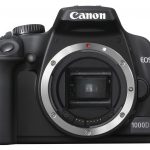 Canon EOS 1000D pohled zepředu.