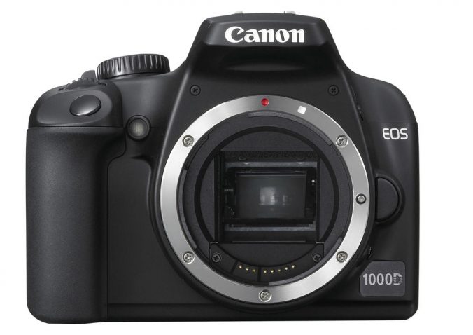 Canon EOS 1000D pohled zepředu.