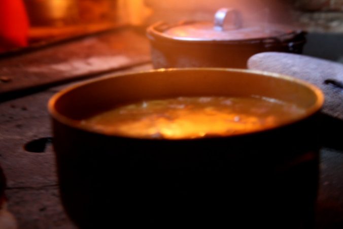 Na kamnech bublá hustá gulášová polévka.