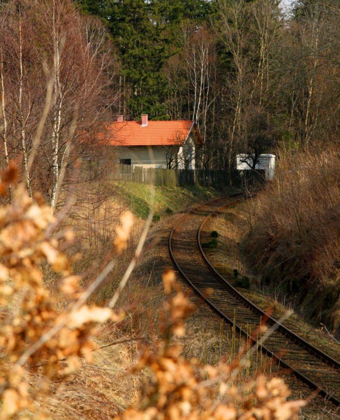 Domek viděný ze stráně nad železniční tratí.