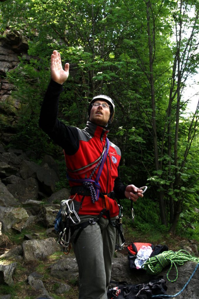 Radek popisuje základní lezecké vybavení.