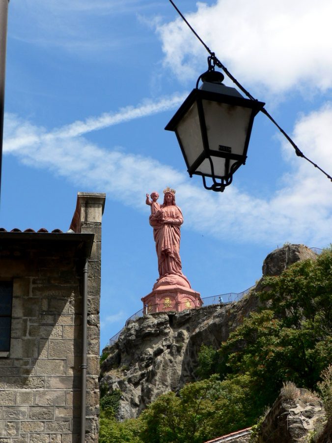 Ohromná socha Panny Marie nad městem.