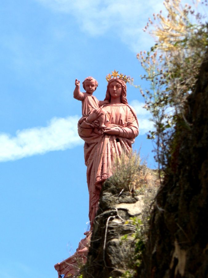 Detailní pohled na obří sochu.