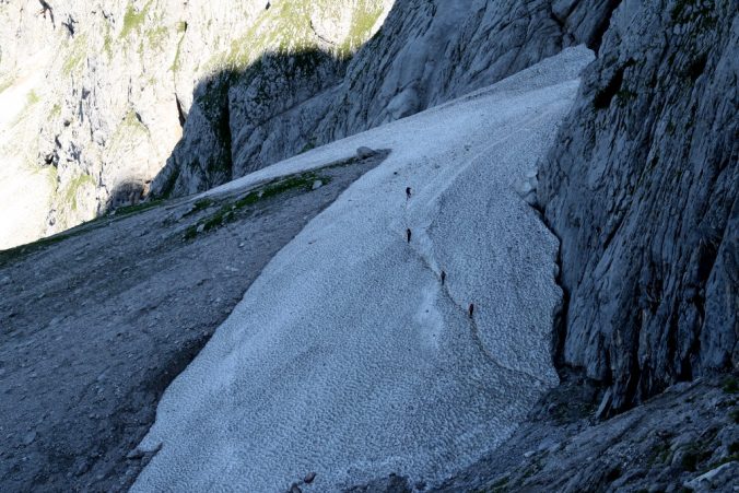 Cesta na klettersteig Johann vedla i přes sněhové pole.