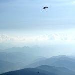 Záchrana se podařila, vrtulník odváží horolezce do bezpečí.