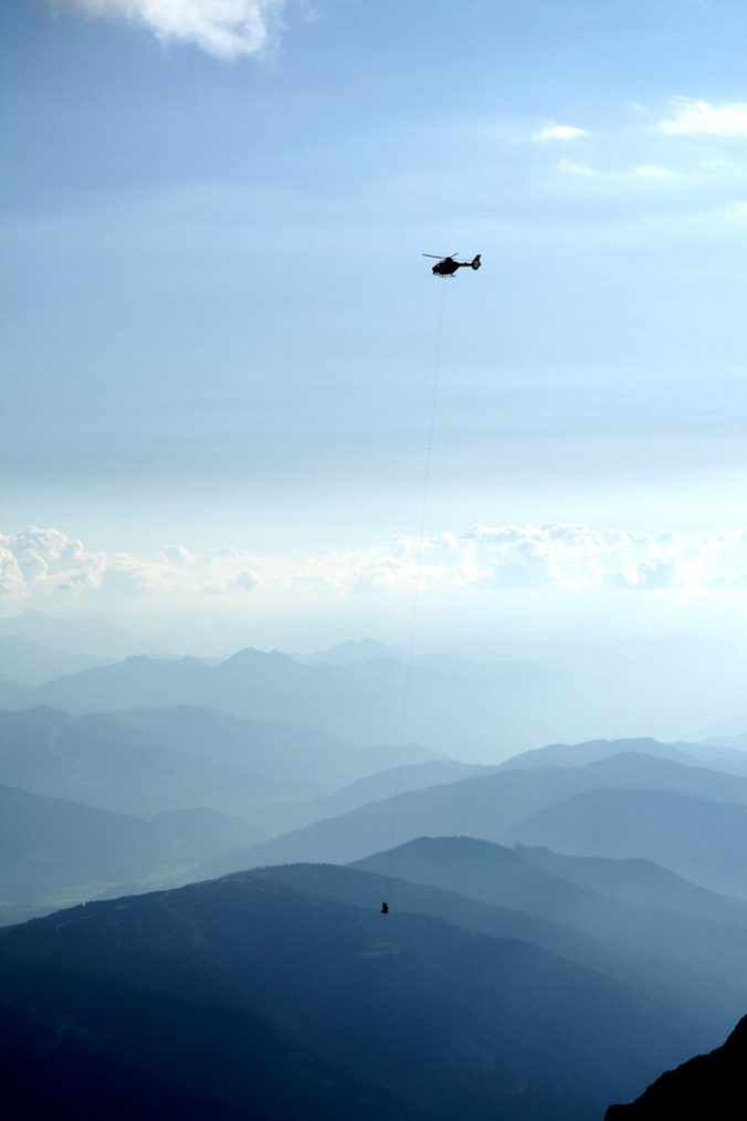 Záchrana se podařila, vrtulník odváží horolezce do bezpečí.