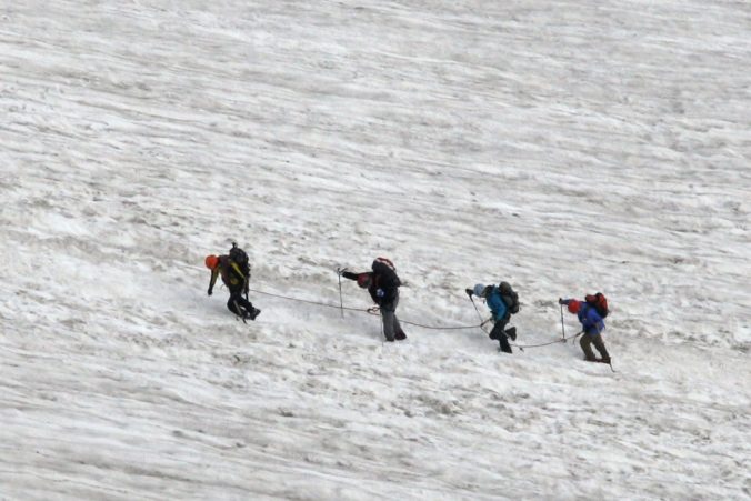 Ukázka špatného postupu po ledovci: lezci jsou navázaní příliš blízko u sebe.