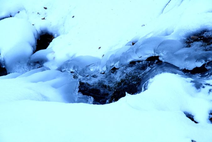 Zamrzlý potok.