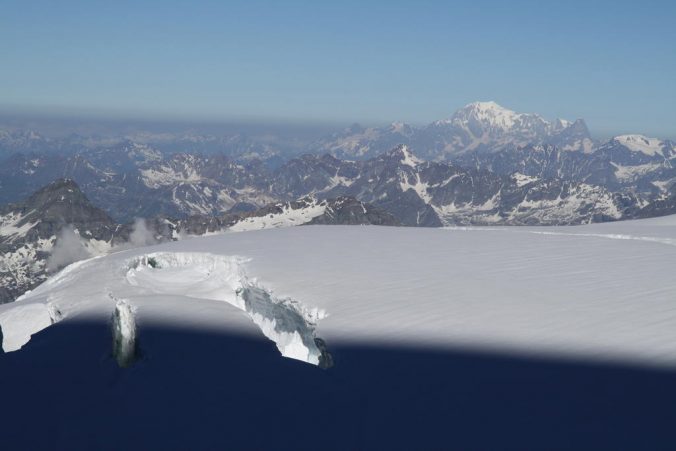 Další ráno opět stoupáme nahoru. V pozadí vpravo masiv Mont Blancu.