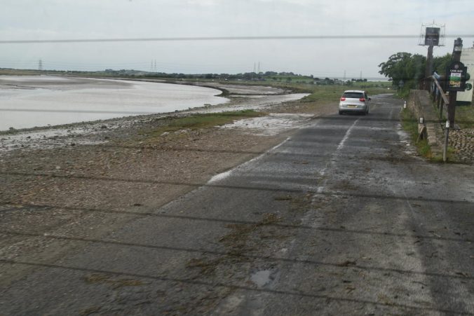 Silnice pravidelně zaplavovaná mořským přílivem.