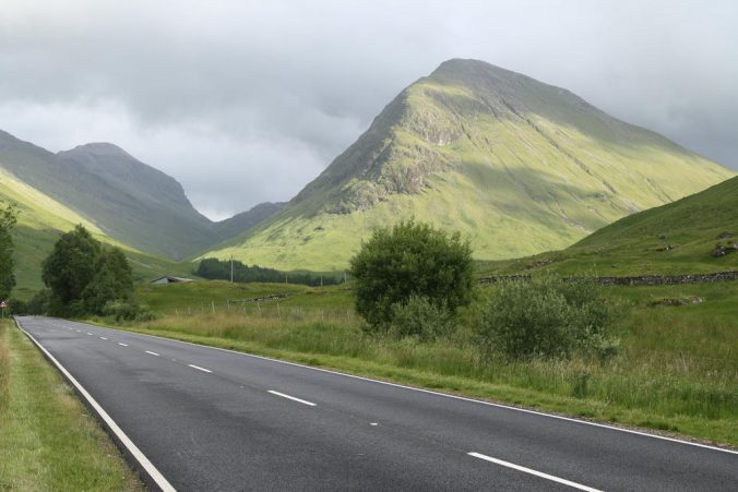 Silnice v kopcích skotské vysočiny.