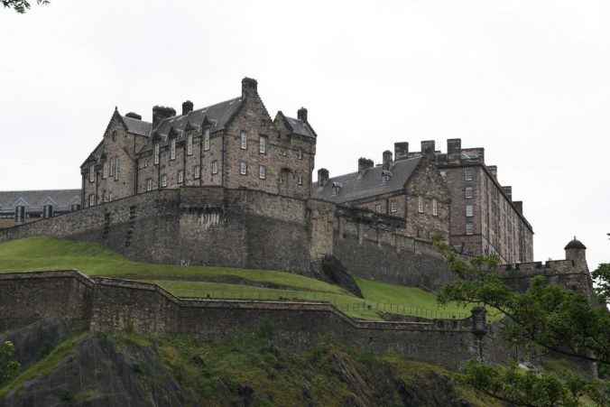 Hrad v centru Edinburghu.