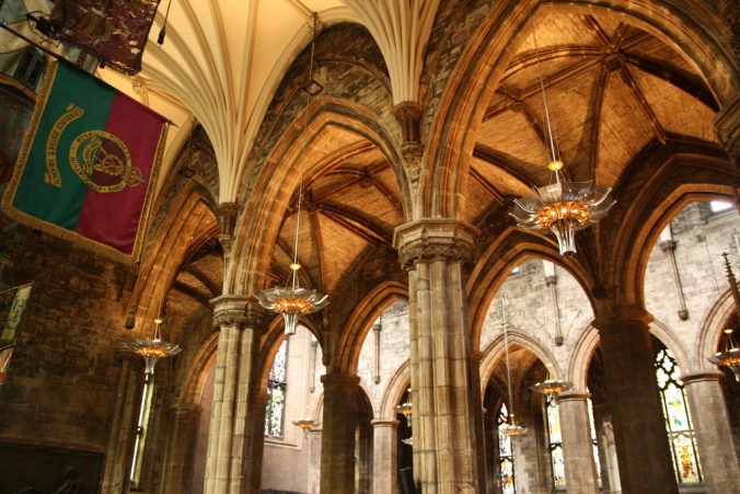 Úžasné sloupoví a strop katedrály.