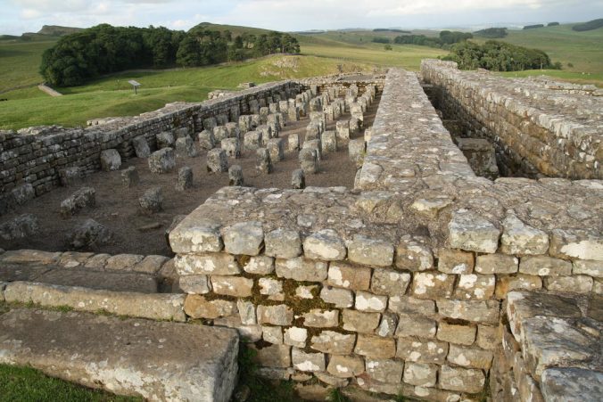Hadriánův val, zbytky dva tisíce let starého římského opevnění.