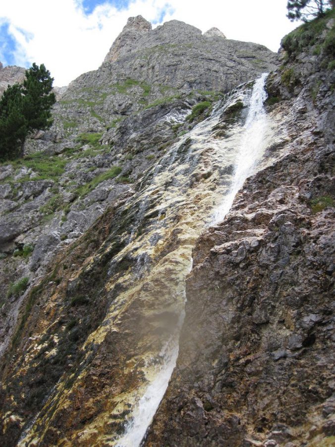 Patnáctimetrový vodopád.