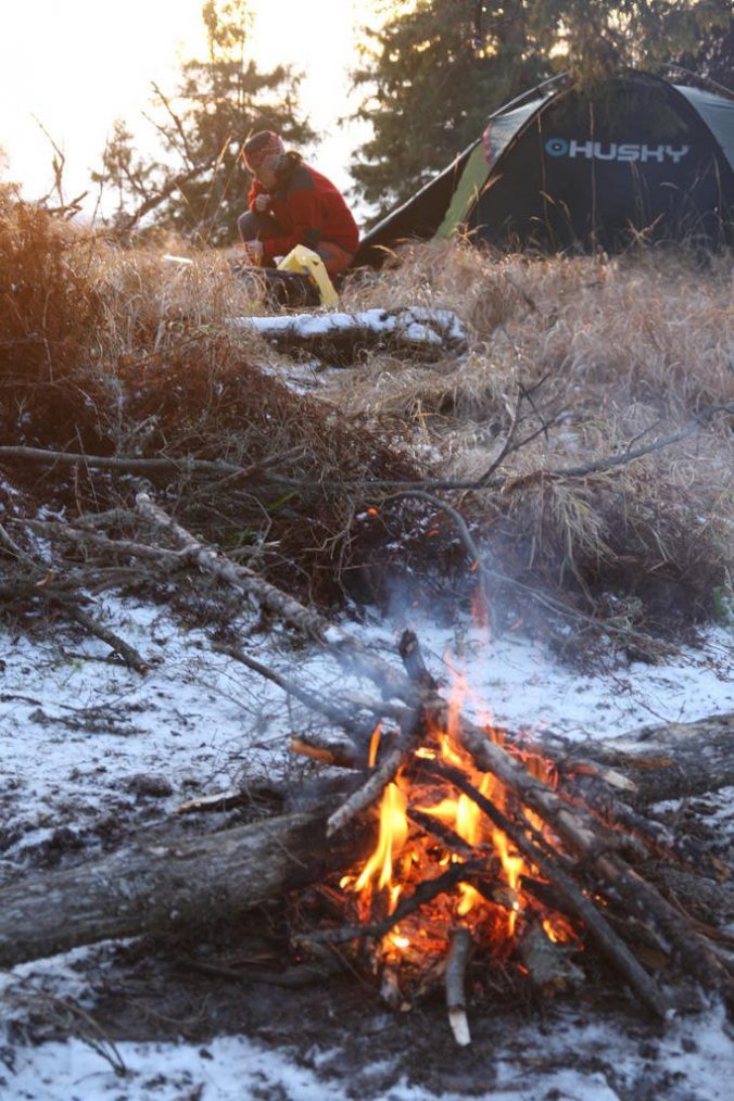 Na lesní cestě rozděláváme oheň, abychom zaplašili medvědy.