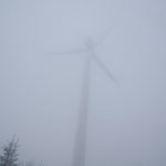 Větrné elektrárny utopené v mlze.