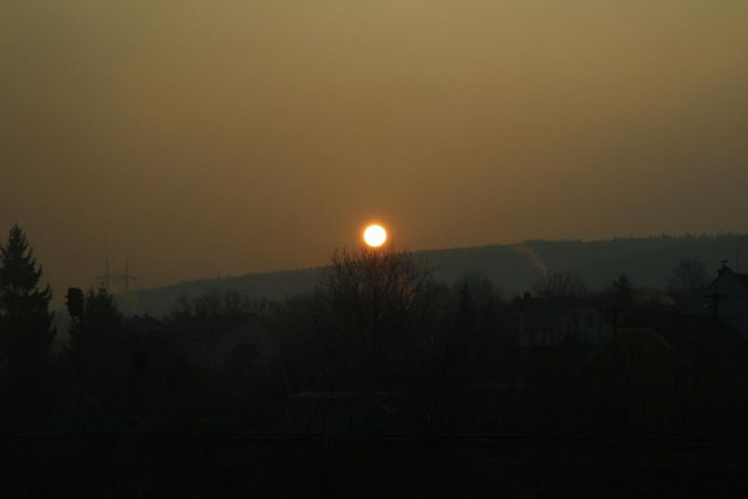 Ráno vyrážíme za sluncem, směr Slovensko.