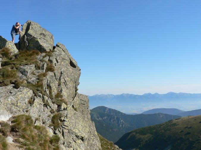 Cestou na Ďumbier se odkryly nádherné výhledy na Roháče a Vysoké Tatry.