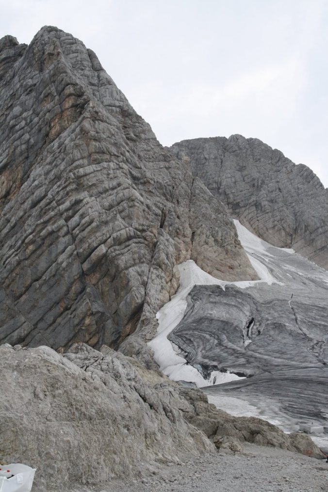 Ledovec a nástup do cesty na vrchol Dachsteinu.