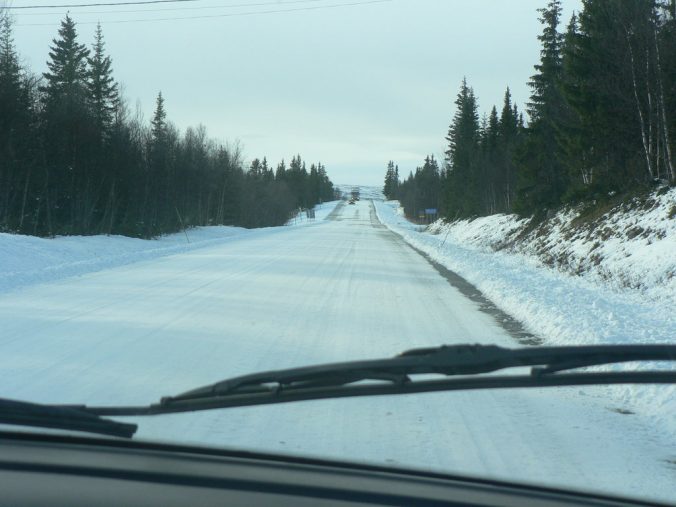 Silnice byla většinou pod sněhem, místy uježděným.