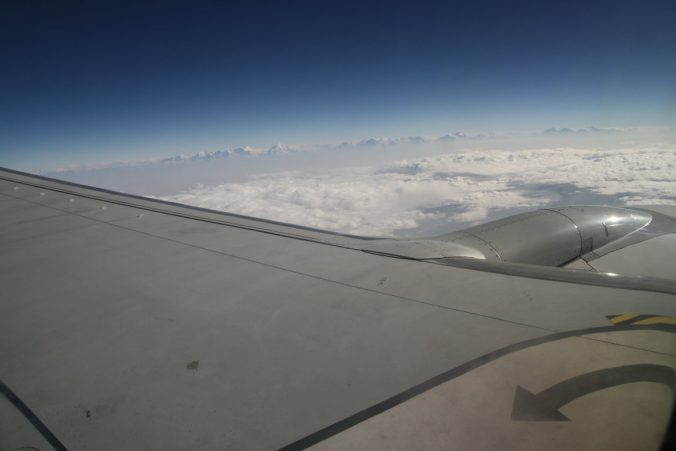 Letíme nad Nepálem a otevírá se nám první pohled na Himálajské obry.