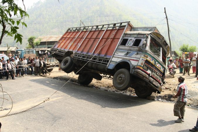 Převrácený náklaďák není pro Nepálce problém. Za 20 minut byl zase na kolech.