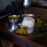 Dal bhat, tradiční nepálské jídlo. Rýže, čočková polévka a přílohy.