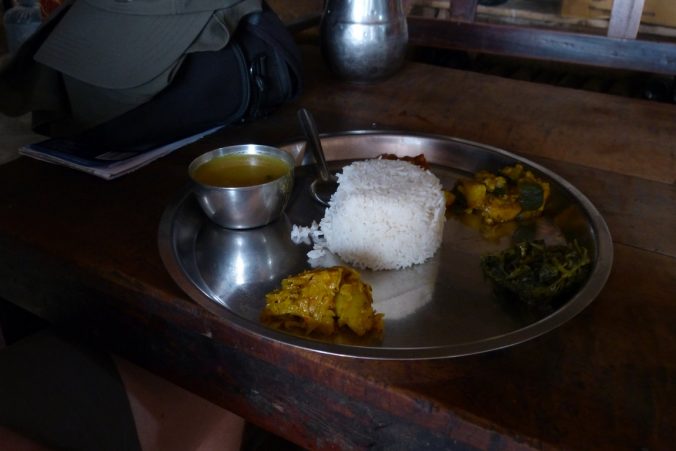 Dal bhat, tradiční nepálské jídlo. Rýže, čočková polévka a přílohy.
