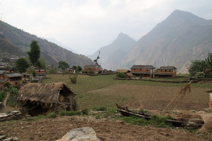 Typická místní vesnice Takam: domky, chatrče a na každém rovném plácku políčka.