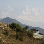 První pohled na zasněžené předhůří Dhaulágirí.