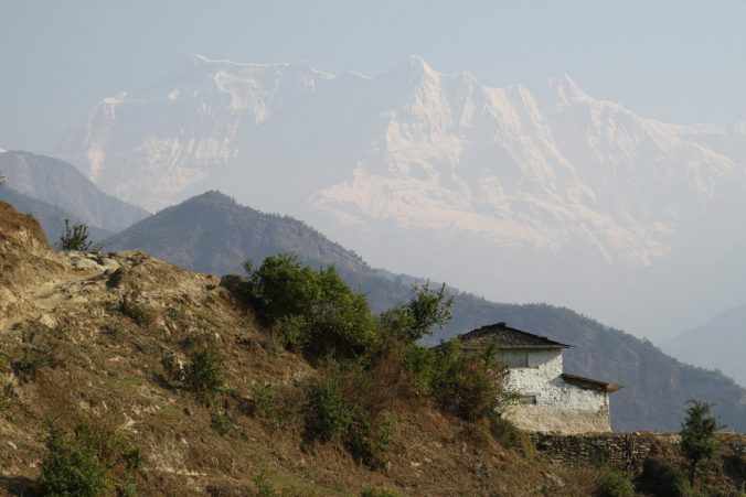 První pohled na zasněžené předhůří Dhaulágirí.
