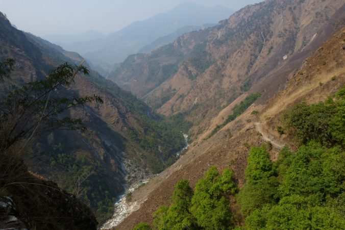 Stoupáme proti proudy Myagdi Khola krásně sevřeným údolím. Pohled zpět.