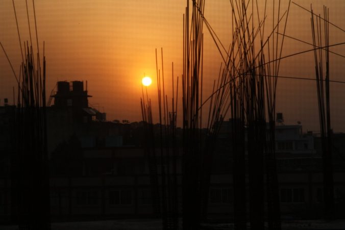 Nad Káthmándú vychází slunce, přichází další žhavý den.