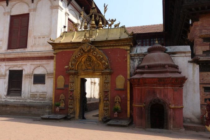 Zlatá brána ve městě Bhaktapur, prý nejúžasnější památka Nepálu.