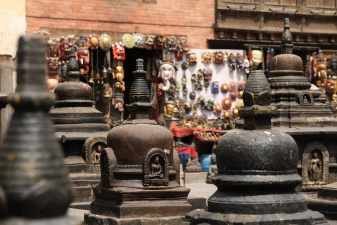 Hinduistické oltáře na pozadí s cingrlátky pro zástupy turistů.
