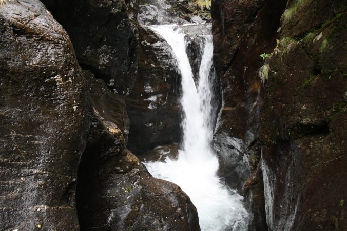 Působivý vodopád sevřený mezi skalami.