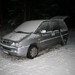 Přes noc na auto lehce nasněžilo.