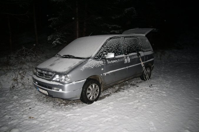 Přes noc na auto lehce nasněžilo.