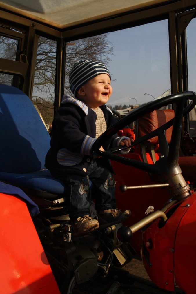 Malý traktorista.
