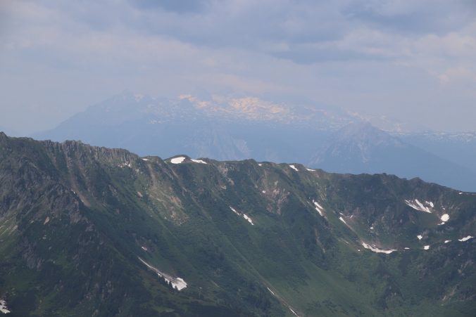 V dálce se v mlze schovávají Totes Gebirge.
