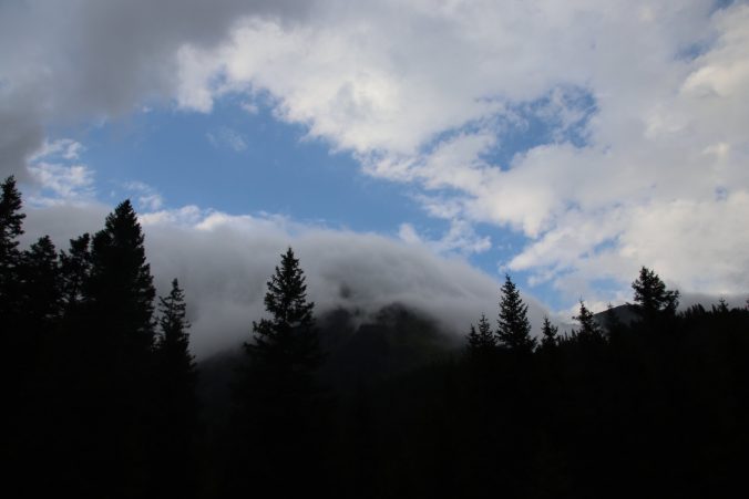 Po kopcích se převalují těžké mraky.