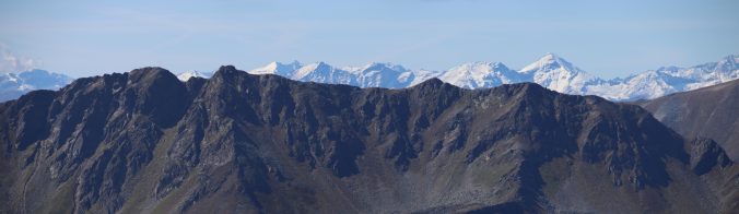 Vzadu vykukují zasněžené vrcholky Vysokých Taur.
