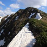 Lattenberg a hromady sněhu na jeho úbočí.