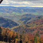 Výhledy přes podzimní lesy na Dolní Bečvu.